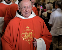 Beim liturgischen Auszug: Pater Vinzenz.