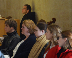 Bruder Simeon an der Orgel.