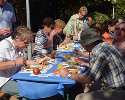 Wie ein großes Familienfest mit Picknick im Garten.