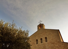 Westfassade der Brotvermehrungskirche in Tabgha.