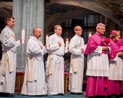 Priesterweihe im Kölner Dom: Liturgischer Einzug (Foto: Vera Drewke).