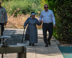 Auf dem Weg zum Empfang im Garten