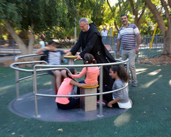 Auch Pater Matthias hat offenbar unseren Spielplatz entdeckt...