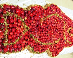 70 Eier, 7 kg frische Erdbeeren, 2,5 l Sahne, 2,5 kg Quark, ein &#132;bisschen&#148; Arbeit und einiges an Liebe...