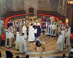 Verabschiedung des Sarges am Ende der Liturgie.