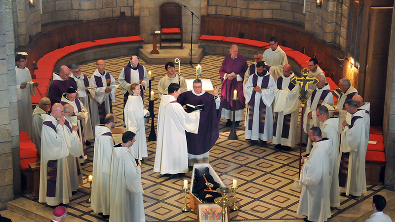 Verabschiedung des Sarges am Ende der Liturgie.