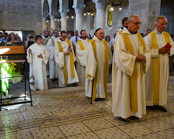 Liturgischer Einzug: die Konzelebranten.