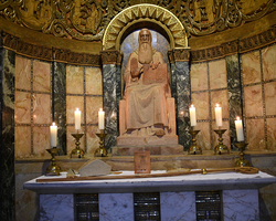 Vor der Benediktsfigur liegen Regel und Ring, Stab und Mitra bereit.