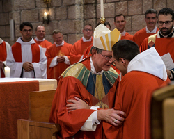 Der Weihegottesdienst: Friedensgruß durch den Kardinal.