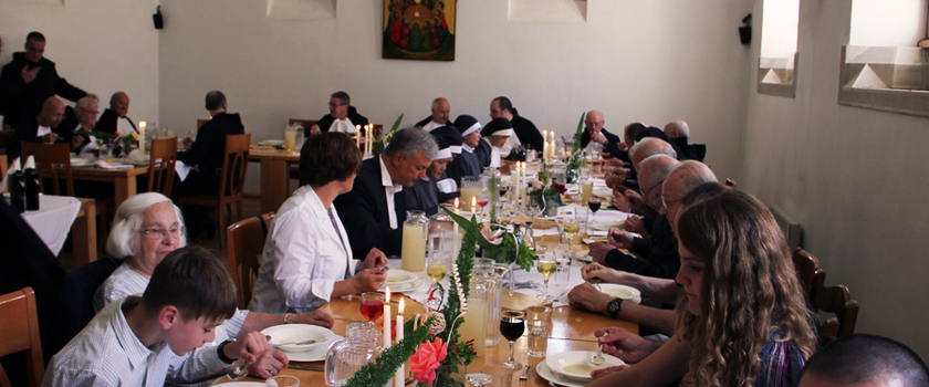 Mittagessen mit den Gästen im Refektorium an einem Festtag.