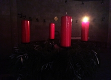 Adventskranz in der Brotvermehrungskirche in Tabgha