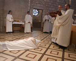 Die Heiligen und die ganze Kirche Gottes werden in der Litanei um Beistand angerufen.