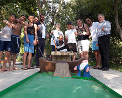 Glückliche Minigolf-Nutzer und einer unserer Sponsoren: Pfarrer Wiederstein mit seiner Schwester.