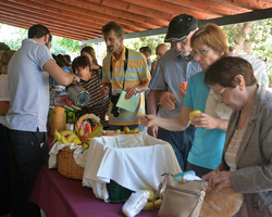 Wie ein großes Familienfest mit Picknick im Garten.