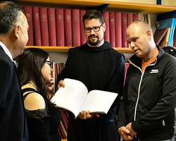 Bruder Natanael und Paul Nordhausen in der Al-Sharooq-School für Kinder mit Sehbehinderungen.