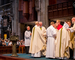 Priesterweihe im Kölner Dom: Anlegen der priesterlichen Gewänder (Foto: Vera Drewke).
