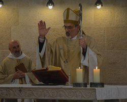 Bischöflicher Segen am Ende der Liturgie.