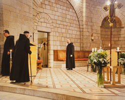Vor der Klosterprimiz in der Dormitio (Foto: Merle Karpenstein).